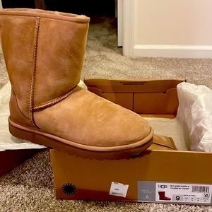 Women’s UGGs Classic Short Sz 9